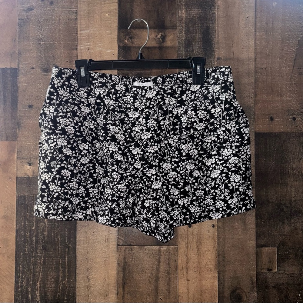 Women’s Sz M LOFT Black and White Floral Shorts NEW